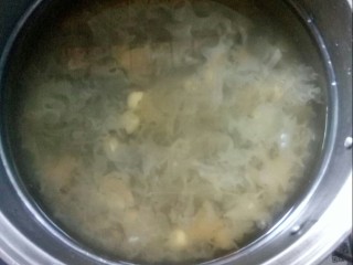 4、#年的味道#   银耳水果圆子羹,加冰糖，煮银耳羹。