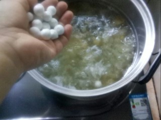 5、#年的味道#   银耳水果圆子羹,开中小火，放入珍珠圆子煮熟。