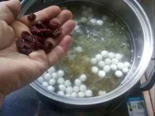 6、#年的味道#   银耳水果圆子羹,放入蔓越莓干。