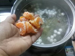 7、#年的味道#   银耳水果圆子羹,放入红桔瓣煮。