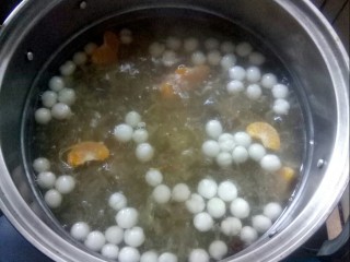 8、#年的味道#   银耳水果圆子羹,煮好的银耳水果圆子羹。