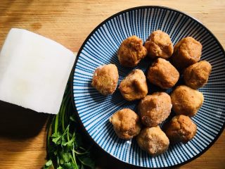 1、萝卜丝鱼丸汤,准备所需食材：鱼丸、白萝卜和香菜