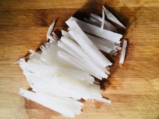 2、萝卜丝鱼丸汤,白萝卜去皮洗净切成丝