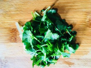 3、萝卜丝鱼丸汤,香菜洗净切成小段