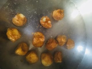 5、萝卜丝鱼丸汤,烧开后放入鱼丸