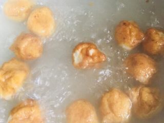 6、萝卜丝鱼丸汤,待鱼丸全部浮起来