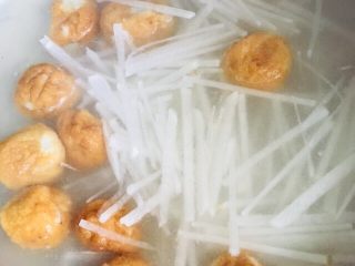 7、萝卜丝鱼丸汤,放入白萝卜丝煮至断生