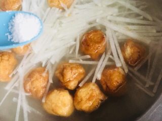 8、萝卜丝鱼丸汤,调入适量的盐