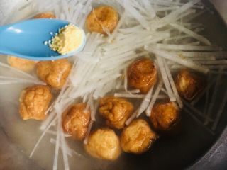 9、萝卜丝鱼丸汤,少许鸡精