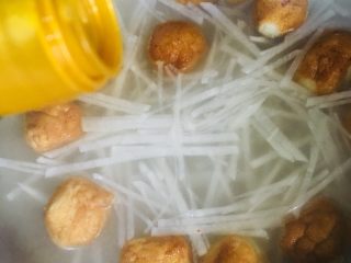 11、萝卜丝鱼丸汤,再滴入几滴香油