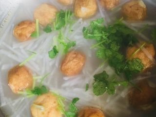 12、萝卜丝鱼丸汤,最后撒上香菜关火出锅