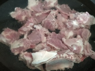 2、山药排骨汤,排骨冷水入锅，大火煮开