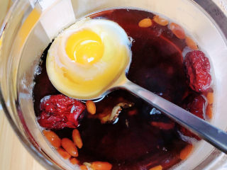 11、桂圆鸡蛋汤,手托着大勺，不让蛋液漏入汤中。