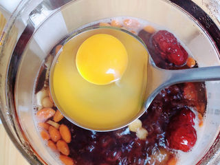 10、桂圆鸡蛋汤,炖煮十分钟后，将鸡蛋打入大勺中，放入养生壶中。