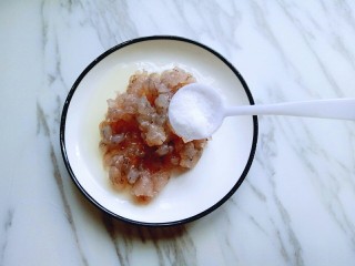 9、虾仁黄金炒饭,加入少许盐。