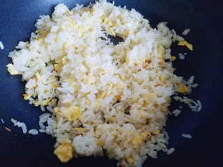 16、虾仁黄金炒饭,用铲子不停的翻炒。