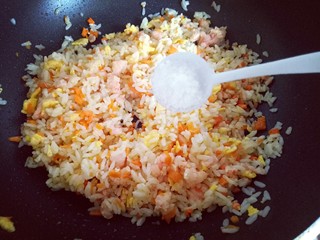 19、虾仁黄金炒饭,加入盐，翻炒均匀即可。