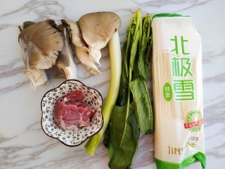 1、肉丝挂面,首先准备好食材:挂面、菠菜、葱、蘑菇、瘦肉