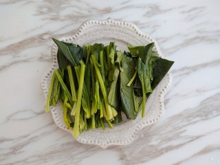 3、肉丝挂面,菠菜洗干净切段