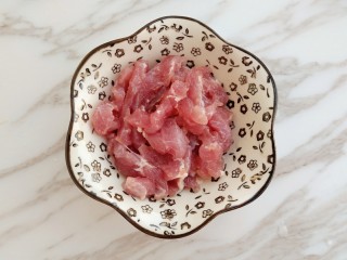 4、肉丝挂面,瘦肉舍弃