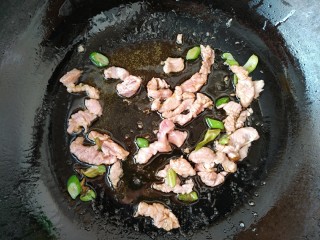 6、肉丝挂面,肉丝翻炒变色后，放入一勺生病