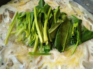 11、肉丝挂面,放入菠菜