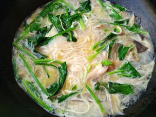 12、肉丝挂面,再煮一会儿就好了