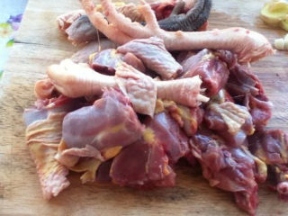 2、松茸鸡汤,然后要把鸡剁成块，这个实在考验体力，这活儿的交给男人干，哈哈。