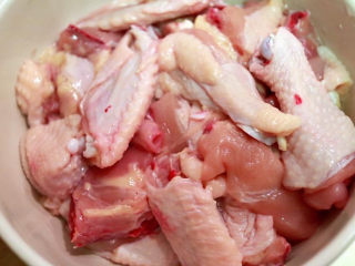 3、松茸鸡汤,剁好的鸡块洗干净。