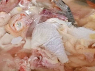 4、松茸鸡汤,凉水下锅焯一下水，捞出沥干水。