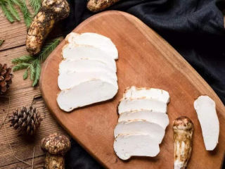 6、松茸鸡汤,松茸洗干净，去掉根部，切片。