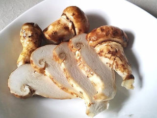 7、松茸鸡汤,切片的松茸，真的是一丁点都舍不得扔掉。