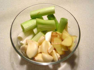 8、松茸鸡汤,葱姜蒜准备好，蒜不用切片，完整的两瓣就可以。