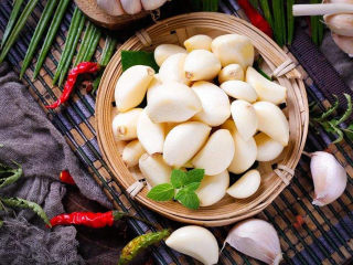 9、松茸鸡汤,特别喜欢大蒜扒出来跟辣椒什么的放在一起，感觉很好看。