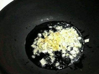 11、松茸鸡汤,葱姜蒜爆锅，炒香。