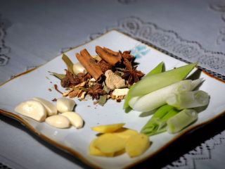 10、松茸鸡汤,桂皮、八角、香叶、花椒准备点。