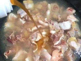 13、松茸鸡汤,添水烧开后，加入一点点生抽。然后关火转移鸡肉汤。
