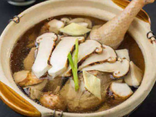 14、松茸鸡汤,转移到砂锅中加入大枣枸杞子炖一个半小时。松茸不要放。