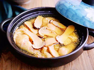 15、松茸鸡汤,鸡汤炖差不多的时候，放入松茸片再炖15～20分钟，加入盐调味，就可以出锅啦。味道鲜美无比。