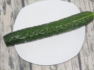 1、凉拌黄瓜花生米,黄瓜一根已洗净