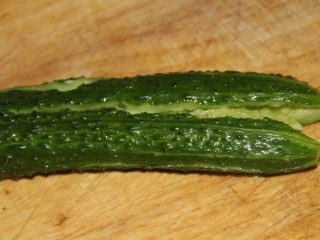 2、凉拌黄瓜花生米,用刀拍一拍
