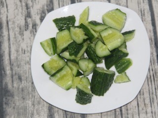 3、凉拌黄瓜花生米,切块