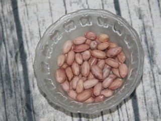 4、凉拌黄瓜花生米,准备点花生米