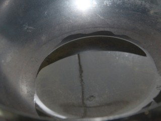 5、凉拌黄瓜花生米,锅内热油