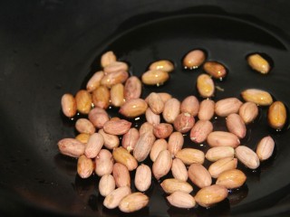 6、凉拌黄瓜花生米,先炸花生米