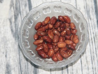 7、凉拌黄瓜花生米,炸至变成红色盛出