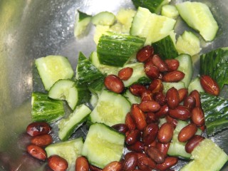 11、凉拌黄瓜花生米,放入花生米