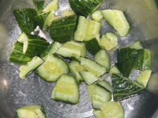 10、凉拌黄瓜花生米,把黄瓜放到一个大盆里