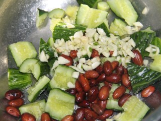 12、凉拌黄瓜花生米,再放蒜