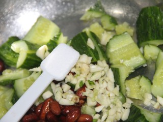 13、凉拌黄瓜花生米,加一勺盐